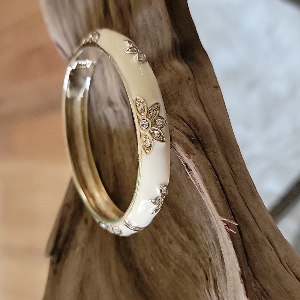 Bangle bracelet with stone daisies